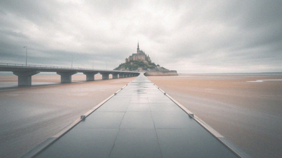 Jakie jest połączenie z lądem i mostem do Mont Saint-Michel?