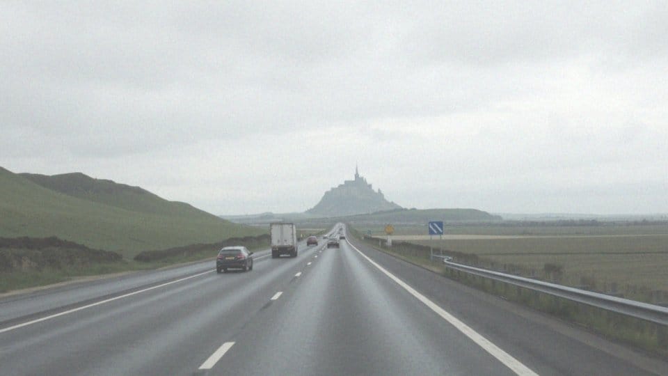 Jakie są warunki drogowe w czasie rzeczywistym w okolicach Mont Saint-Michel?